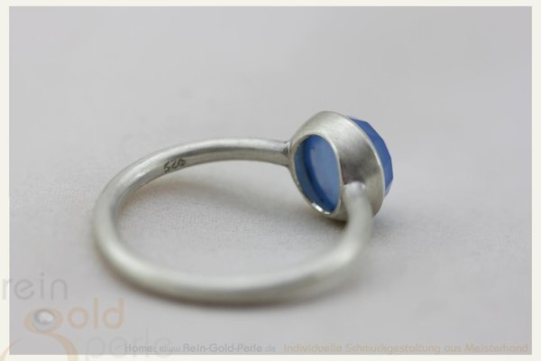 Ring, zart - runder tiefblauer Chalcedon, Silber