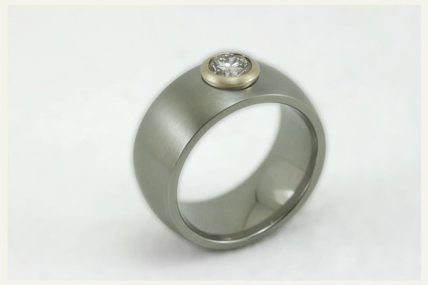 Palladium & Gold Solitär Ring, breit - mit großem Brillant