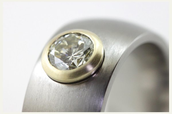 Palladium & Gold Solitär Ring, breit - mit großem Brillant