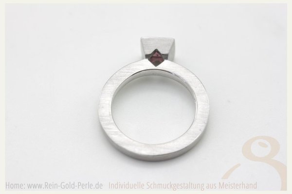 Silber Ring mit quadratischem Rhodolith